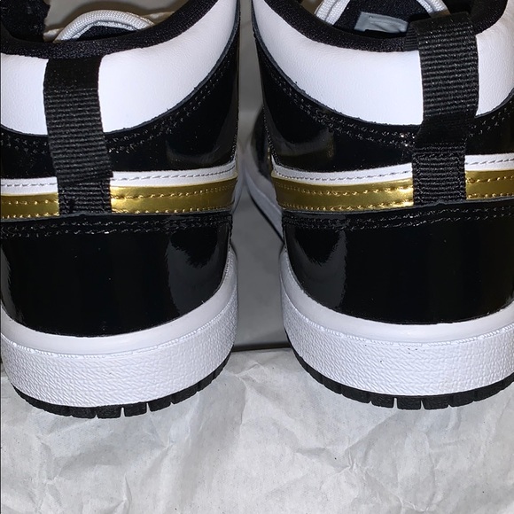 AIR JORDAN 1 MID SE GS (BLACK/METALLIC GOLD-WHITE) - Picture 9 of 9